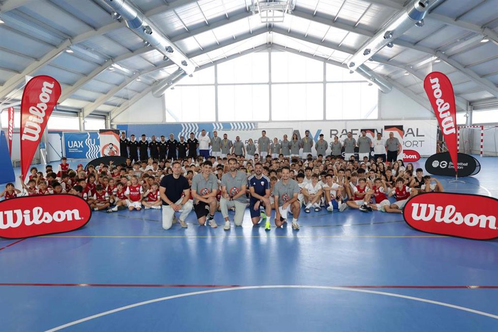 Los campeones del mundo de fútbol y baloncesto David Villa y José Manuel Calderón han vuelto a celebrar en la UAX Rafa Nadal School of Sport sus campus de verano.