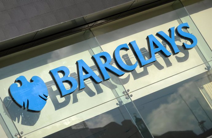 Archivo - FILED - 19 November 2013, United Kingdom, London: A view of the Barclays logo at the entrance to a branch of Barclays bank in London. 