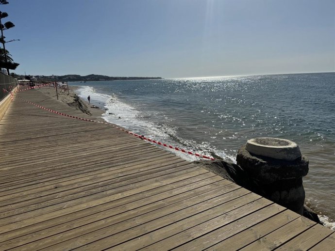 El Ayuntamiento de Mijas corta la Senda Litoral a su paso por la playa de El Bombo por motivos de seguridad
