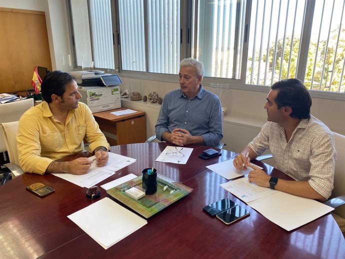 Reunión entre los responsables de Asaja-Huelva y el delegado de Medio Ambiente, Pedro Yórquez.