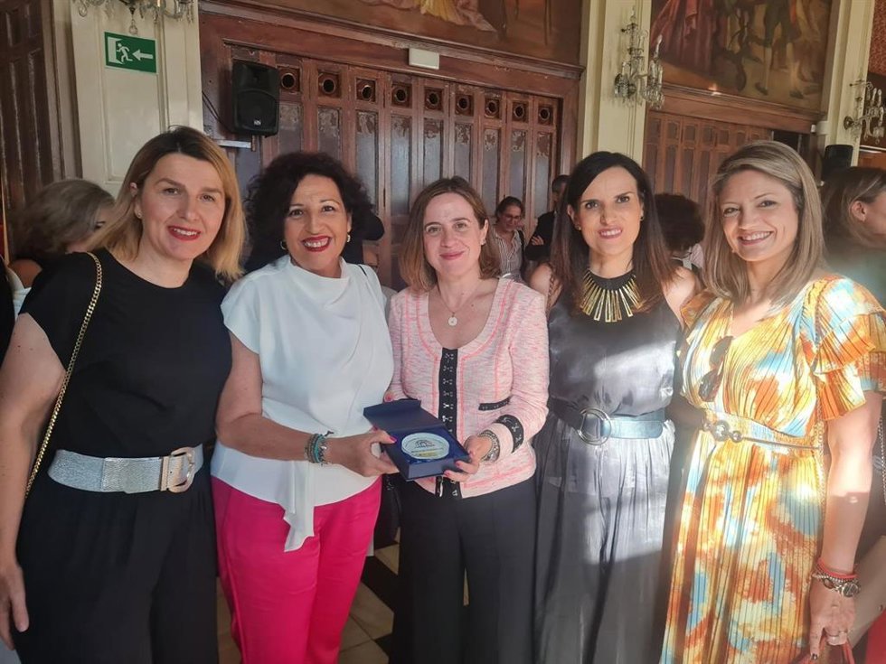 Gálvez (2 dcha.) con responsables de la ACCA de Priego de Córdoba, en la gala de los XXVI Premios Nacionales de Comercio Interior.