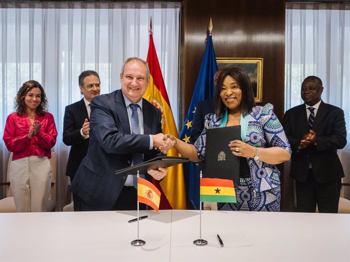 El ministro de Industria y Turismo Jordi Hereu, ha firmado este martes un Memorando de Entendimiento (MOU) con la ministra de Asuntos Exteriores de la República de Ghana, Shirley Ayorkor.