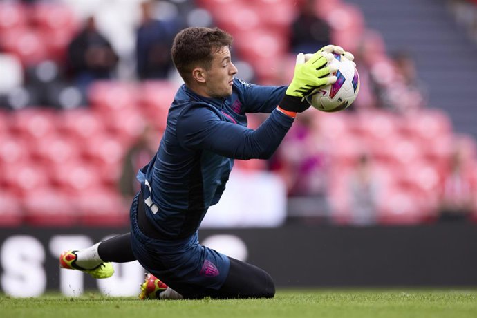 Archivo - Julen Agirrezabala of Athletic Club warms up prior to the LaLiga EA Sports match between Athletic Club and Sevilla FC at San Mames on May 19, 2024, in Bilbao, Spain.