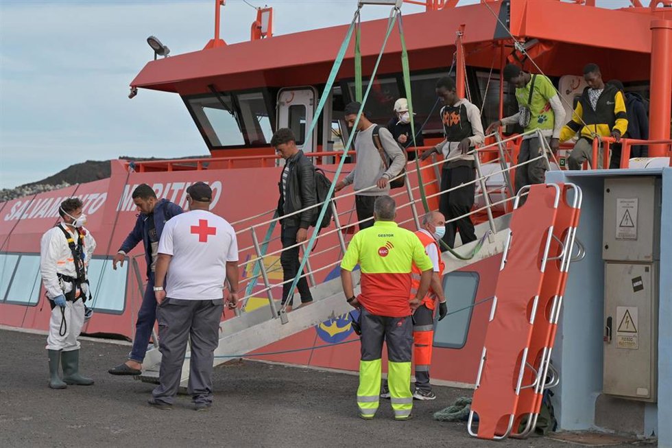 Archivo - Trabajadores de la Cruz Roja atienden a los 190 migrantes rescatados