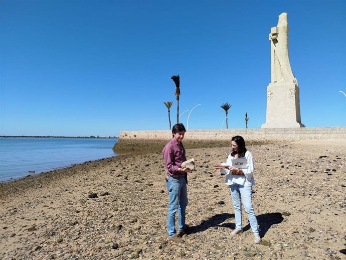 Los concejales de Vox en el Ayuntamiento de Huelva en la playa de la Punta del Sebo de la capital.