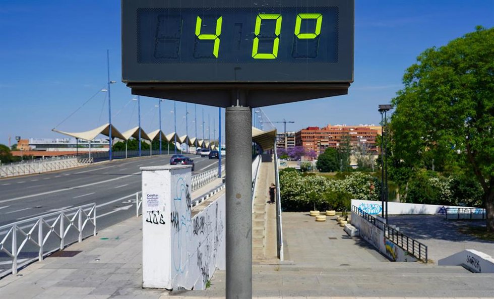 Archivo - Termómetro a 40 grados en Sevilla (Archivo)