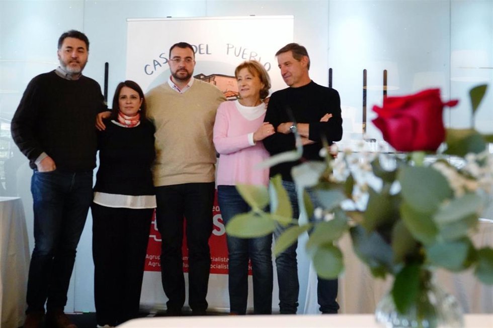 Archivo - Imagen de archivo de Jonás Fernández, Adriana Lastra, Adrián Barbón, Delia Losa y Carlos Fernández Llaneza durante la comida 'Fraternidad y Valores Socialistas en el Siglo XXI' organizada por la Agrupación Municipal Socialista de Oviedo (AMSO)