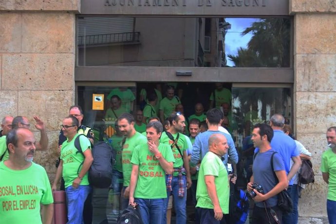 Archivo - Trabajadores de Bosal en un conflicto laboral anterior, en este caso, en Sagunto (Valencia)