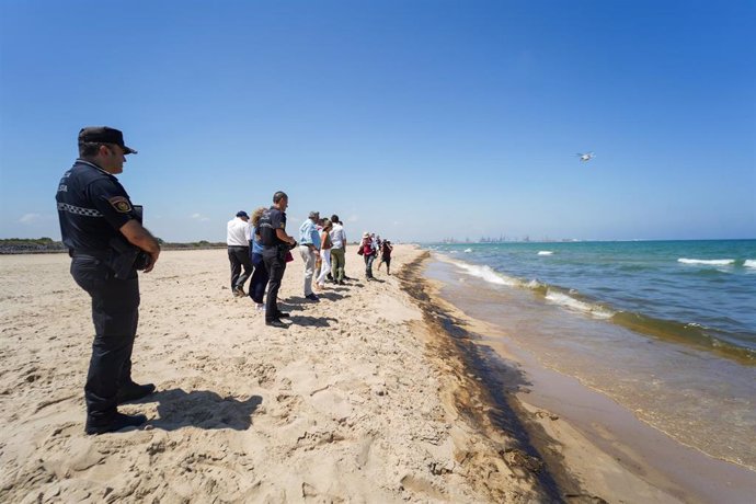 Vista del vertido en la playa de El Saler, a 16 de julio de 2024, en Valencia. 