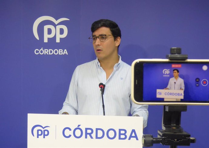 El diputado autonómico y portavoz de Universidad, Investigación e Innovación del PP en el Parlamento andaluz, José Carlos García, en rueda de prensa.