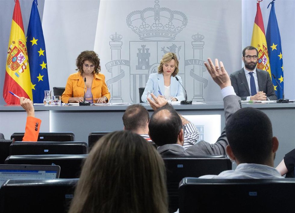 (I-D) La vicepresidenta primera y ministra de Hacienda, María Jesús Montero; la ministra Portavoz, de Educación, Formación Profesional y Deporte, Pilar Alegría y el ministro de Economía, Comercio y Empresa, Carlos Cuerpo, durante una rueda de prensa pos
