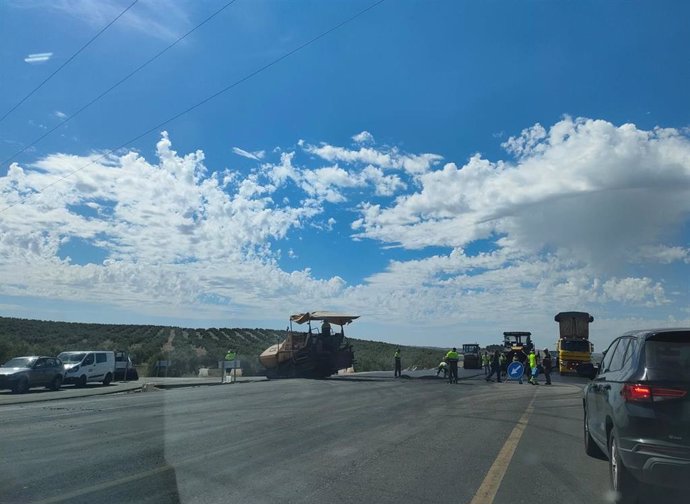 Archivo - Labores de asfaltado en las obras en la carretera A-306.