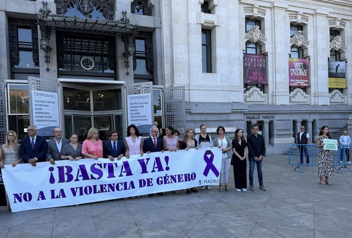 Minuto de silencio en Cibeles por el último crimen de violencia de género en la capital.