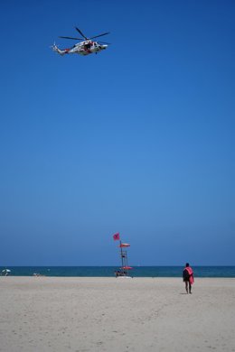 Un helicóptero sobrevuela la playa de El Saler, a 16 de julio de 2024, en Valencia. 