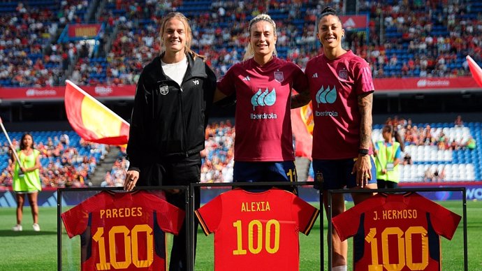 Irene Paredes, Alexia Putellas y Jenni Hermoso tras ser homenajeadas por la RFEF antes del España-Bélgica