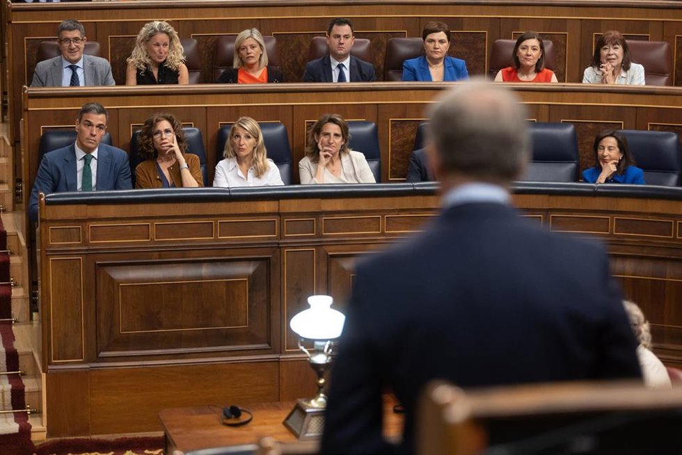 (I-D) El presidente del Gobierno, Pedro Sánchez; la vicepresidenta primera y ministra de Hacienda, María Jesús Montero; la vicepresidenta segunda y ministra de Trabajo, Yolanda Díaz; la vicepresidenta tercera y ministra de Transición Ecológica, Teresa R