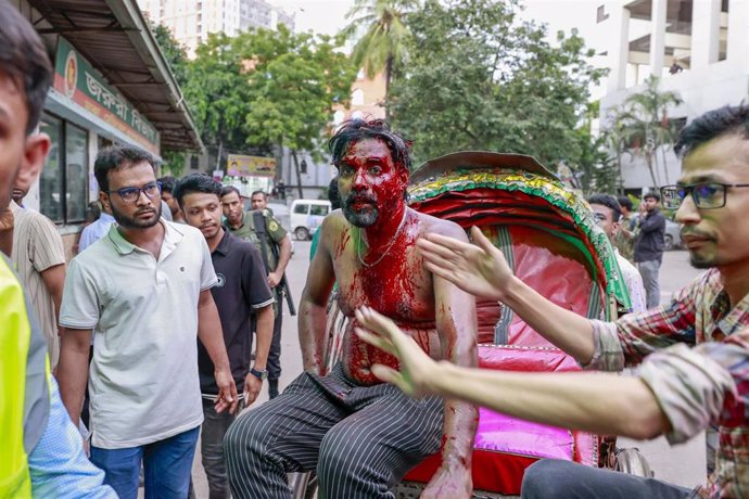 Un manifestante herido en las protestas contra el sistema de cuotas para los trabajos públicos en Bangladesh.