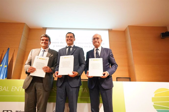 Firma de acuerdo para el IMEC en Málaga por parte del ministro para la Transformación Digital y de la Función Pública, José Luis Escrivá, el presidente de la Junta de Andalucía, Juanma Moreno, y el alcalde de Málaga, Francisco de la Torre.