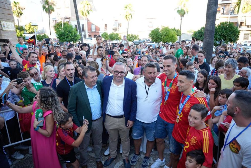 Loa futbolistas Jesús Navas  y Fabián Ruiz en las fotos de familia  durante la recepción en el  ayuntamiento de Los Palacios