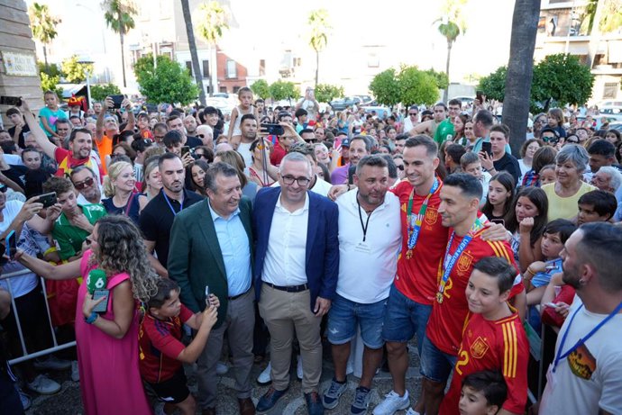 Loa futbolistas Jesús Navas  y Fabián Ruiz en las fotos de familia  durante la recepción en el  ayuntamiento de Los Palacios