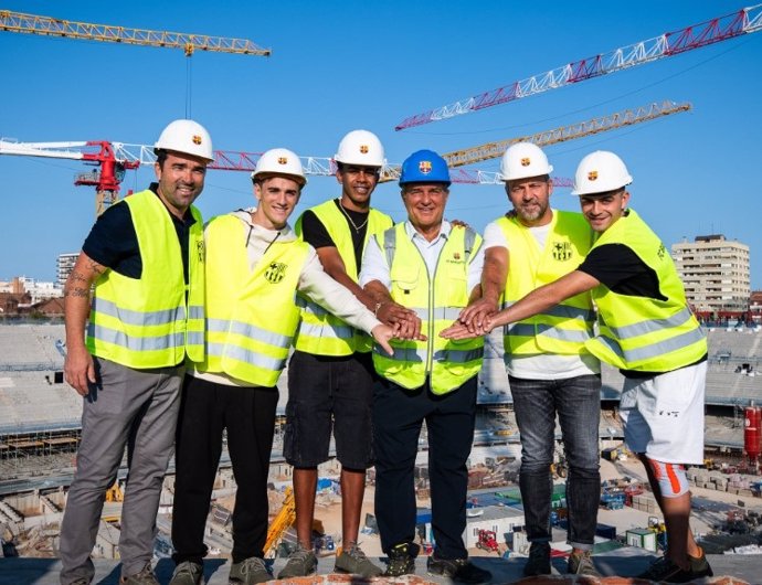 Flick, Gavi, Lamine Yamal y Pedri visitan las obras del Spotify Camp Nou