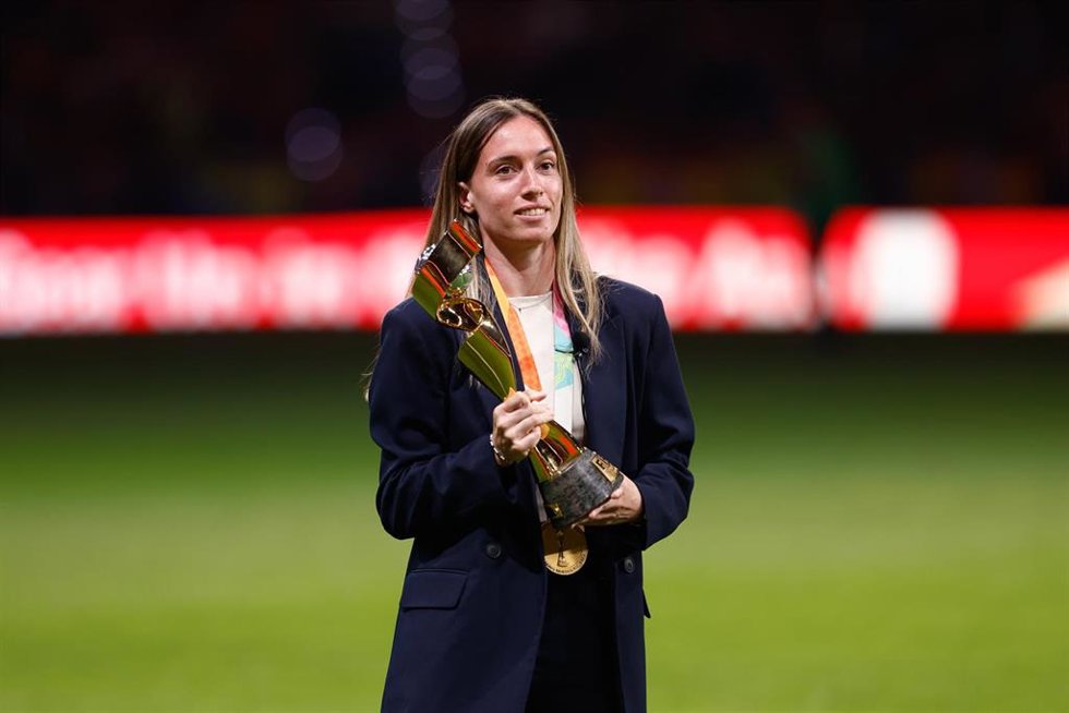 Archivo - Eva Navarro shows the World Champions trophy and medal during the spanish league, LaLiga EA Sports, football match played between Atletico de Madrid and Cadiz CF at Civitas Metropolitano stadium on October 01, 2023, in Madrid, Spain.