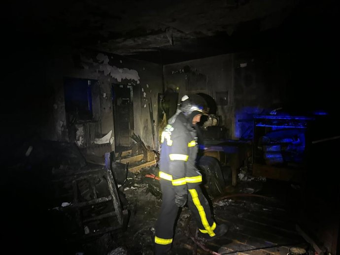 Cinco dotaciones de bomberos extinguen un incendio en una vivienda unifamiliar de Becerril de la Sierra