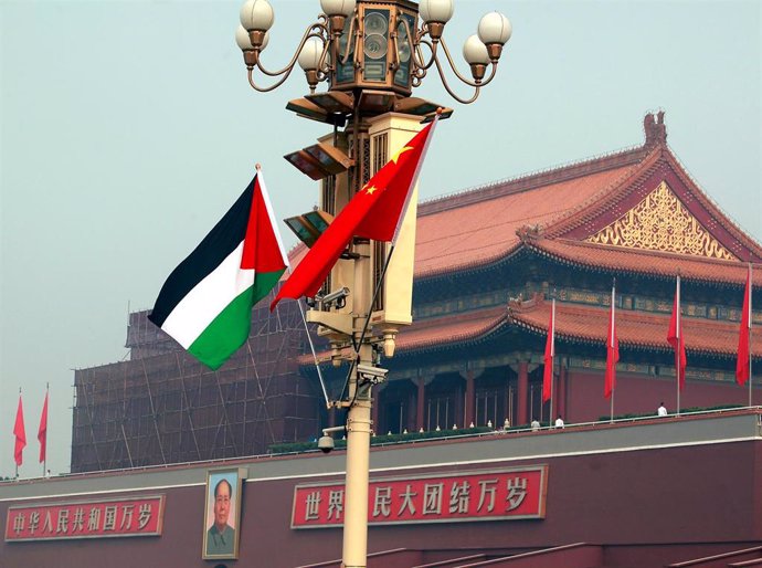 Archivo - Una bandera palestina (izquierda) junto a una china (derecha) en la Plaza de Tiannanmén, en Pekín