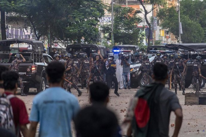 Enfrentamientos entre grupos rivales en el marco de la protesta contra el sistema de cuotas para los trabajadores del sector en Bangladesh