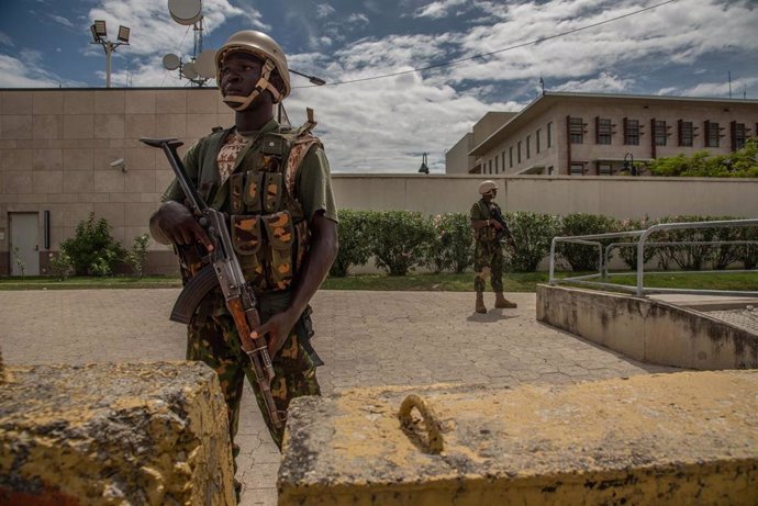 Agentes de la Policía de Kenia patrullan la Embajada de EEUU en Haití