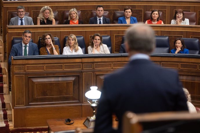 (I-D) El president del Govern, Pedro Sánchez; la vice-presidenta primera i ministra d'Hisenda, María Jesús Montero; la vice-presidenta segona i ministra de Treball, Yolanda Díaz; la vice-presidenta tercera i ministra de Transició Ecològica, Teresa Rib