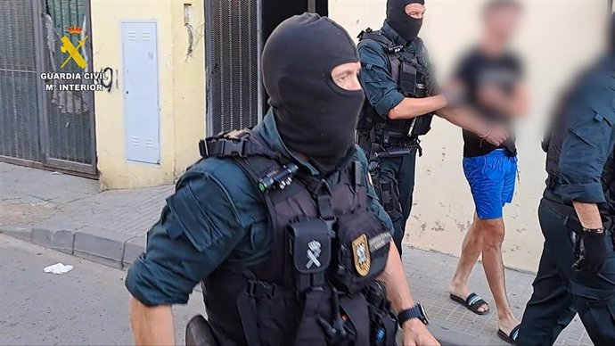 Agentes de la Guardia Civil con uno de los detenidos en la operación contra el tráfico de droga desarrollada en Villamartín.