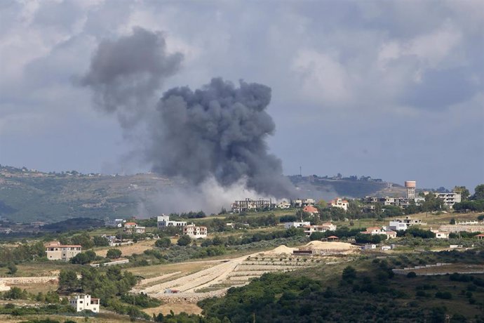 Archivo - Columna de humo tras un bombardeo del Ejército de Israel contra la localidad de Yebain, en el sur de Líbano (archivo)