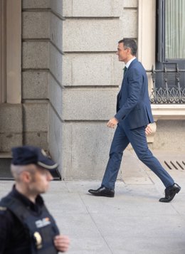 El presidente del Gobierno, Pedro Sánchez, a su llegada a una sesión extraordinaria en el Congreso de los Diputados, a 17 de julio de 2024, en Madrid (España). Pedro Sánchez presenta hoy las líneas fundamentales del Plan de Acción por la Democracia, tam