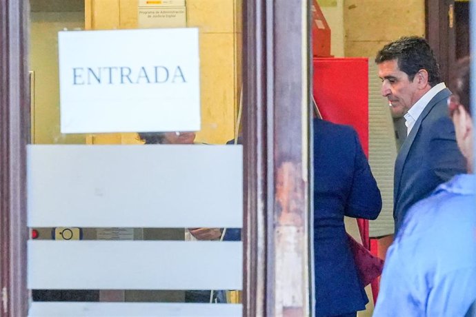 Archivo - El exalcalde de Los Palacios y Villafranca Antonio Maestre a su llegada a la Audiencia para el juicio en su contra