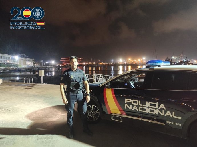 Agente de la Policía Nacional que salvó a una joven de morir ahogada en una playa de Candelaria