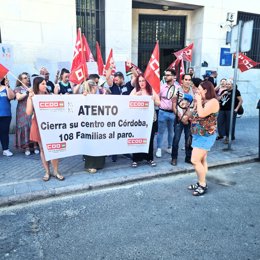 Una concentración de las trabajadoras de Atento en Córdoba, ante la sede de la empresa.