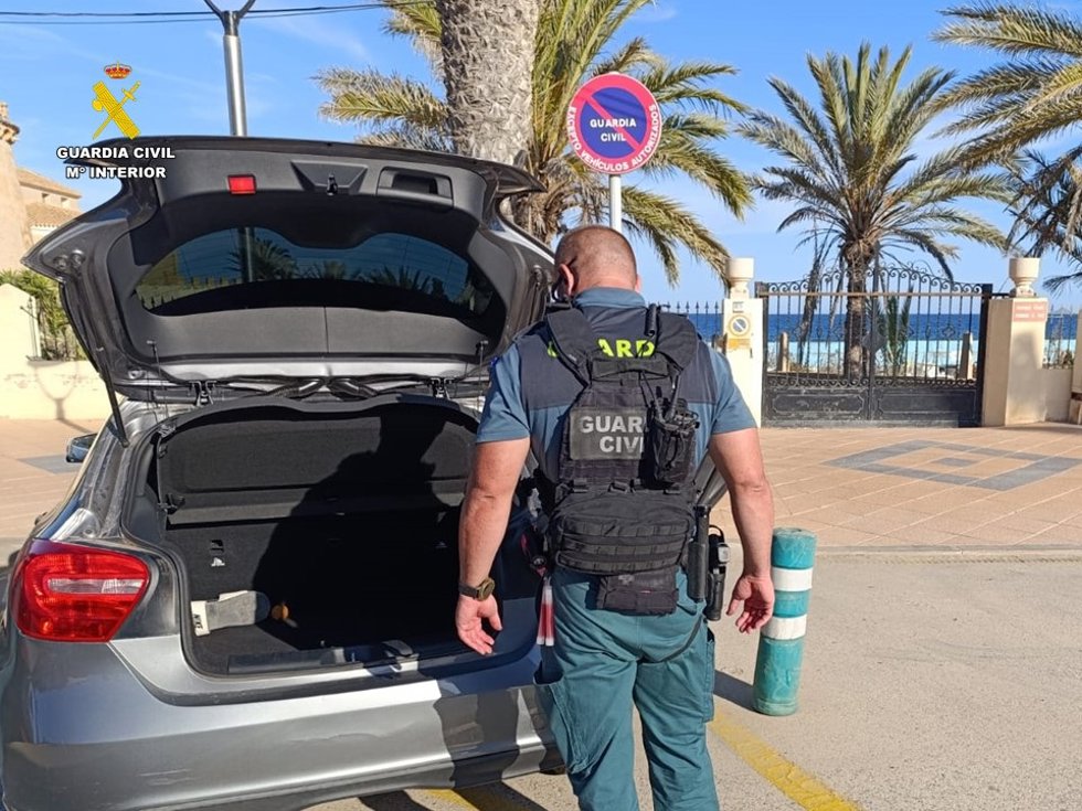 Detenido un hombre al ser pillado transportando 27 kilos de marihuana en su coche en Orihuela Costa