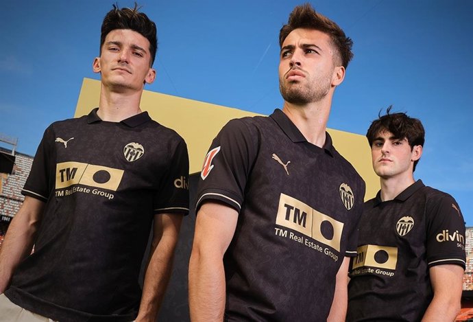 Los jugadores del Valencia posando con la segunda equipación del equipo para la temporada 2024-25.