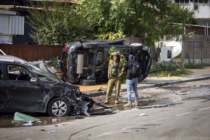 Archivo - Arxive - Un policia d'Israel inspecciona la zona de la comissaria assaltada per Hamás en Sderot en el marc dels seus atacs del 7 d'octubre (arxiu)