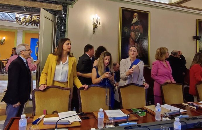 Archivo - Imagen de archivo de las concejalas de Vox en el Ayuntamiento de Oviedo, Sonsoles Peralta, Elena Figaredo y Alejandra González.