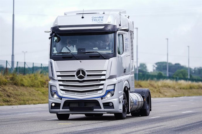 Archivo - 27 June 2022, Rhineland-Palatinate, Woerth am Rhein: A GenH2 Truck Prototype 2 hydrogen test vehicle drives along a test track at the Woerth plant of truck manufacturer Daimler Truck. 