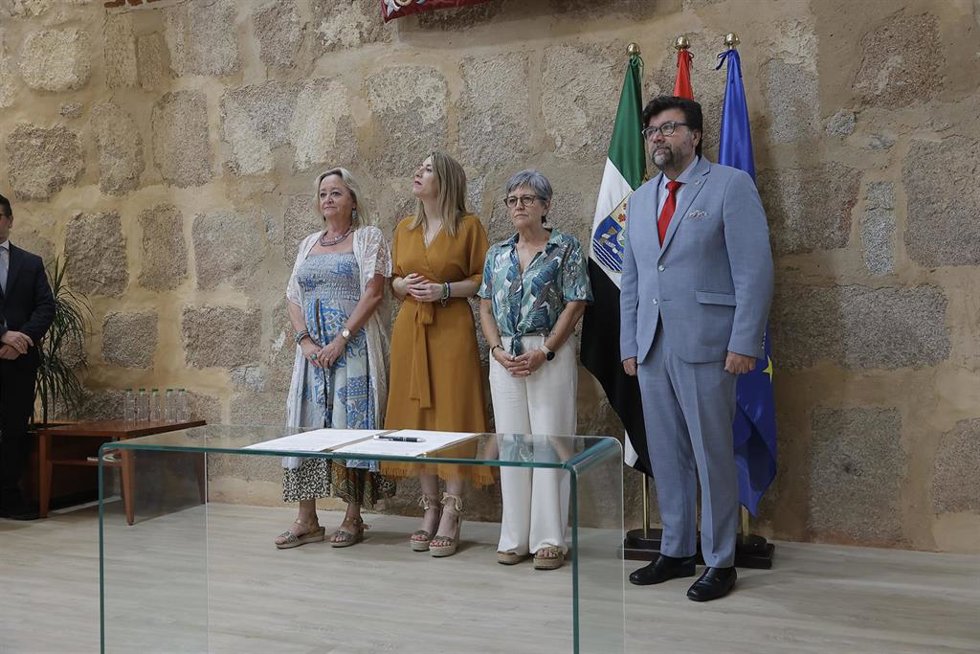 La presidente de la Junta, María Guardiola, las secretarias generales de UGT y CCOO Extremadura, Patrocinio Sánchez y Encarna Chacón, y el secretario general de Creex, Francisco Javier Peinado, tras la firma del Plan Director de Política Activas de Empl