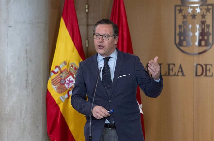 Archivo - El portavoz parlamentario del PP, Alfonso Serrano, interviene en un pleno de la Asamblea de Madrid