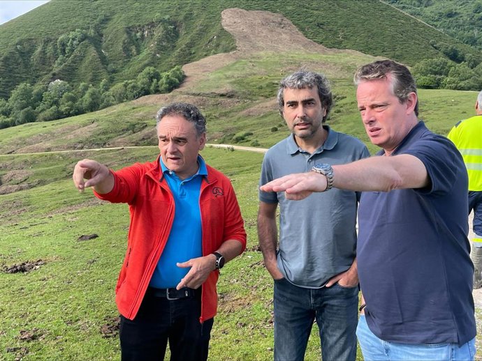 El consejero Medio Rural, Marcelino Marcos Líndez, durante una visita a Nava