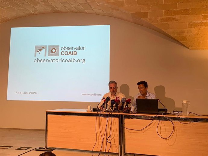 El decano del Coaib, Bernat Nadal, y el presidente de la demarcación de Mallorca, Joan Cerdà