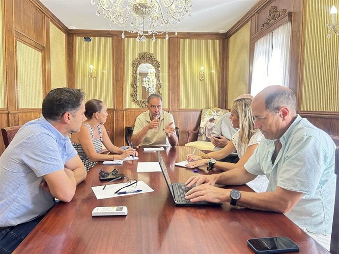 El alcalde de Trebujena con el director general en España de la empresa Neste.