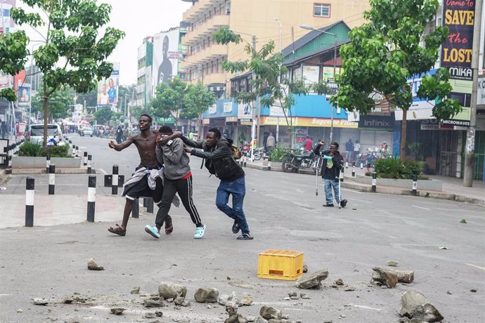 Manifestantes huyen del lanzamiento de gases lacrimógenos por parte de la Policía de Kenia durante una protesta antigubernamental en la capital, Nairobi (archivo)