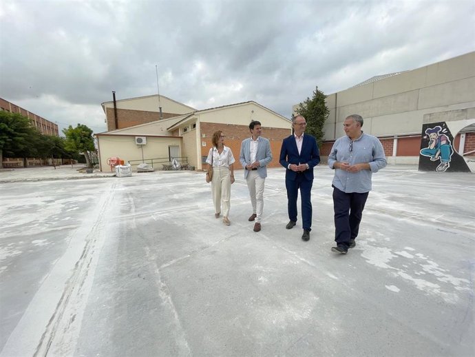 El consejero de Educación y Formación Profesional, Víctor Marín, junto al alcalde de Molina de Segura, José Ángel Alfonso, visitan las obras de mejora de la pista deportiva del IES Francisco de Goya.