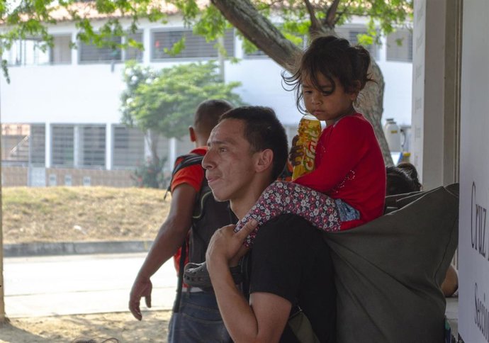 Archivo - Imagen de personas migrantes.